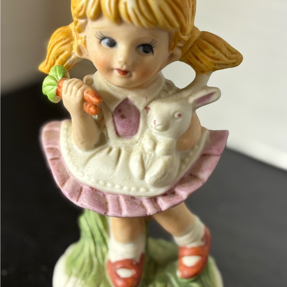 Vintage Homco porcelain figurine of a girl with a bunny & carrots pre-owned - Picture 2 of 4